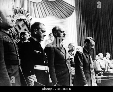 Hitler alla sessione del Reichstag, dove dichiarò imminente la sconfitta dell'URSS. Accanto a lui ci sono Joachim von Ribbentrop, Erich Raeder e Walther von Brauchitsch. Quest'ultimo fu ritenuto responsabile da Hitler per la sconfitta dell'Unione Sovietica e fu posto nella FuehrerReserve ("Riserva degli ufficiali") , e non fu dato alcun incarico fino alla fine della guerra. Sullo sfondo ci sono il presidente del Reichstag Hermann Goering e l'agguato di Hitler Julius Schaub. Foto Stock