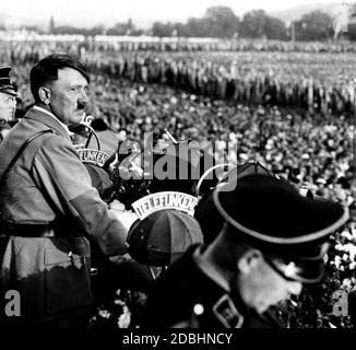 Adolf Hitler tiene un discorso sul podio a Stoccarda. Foto Stock