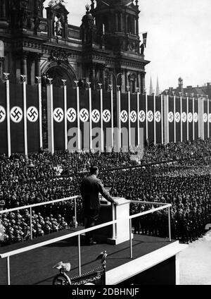 Adolf Hitler come relatore in occasione della Festa del lavoro. Sulla sinistra sullo sfondo, la Cattedrale di Berlino. Foto Stock