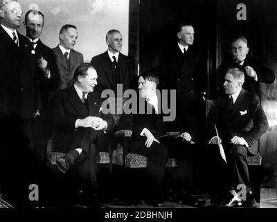 Il primo gabinetto di Hitler il 30 gennaio 1933, da sinistra a destra: Seldte, Gericke, Schwerin-Crosigk, Frick, Blomberg, Hugenberg. Seduta: Goering, Hitler e von Papen. Foto Stock