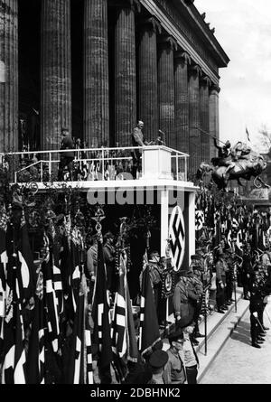 Adolf Hitler parla da un podio in occasione della Giornata Nazionale del lavoro nel Lustgarten di Berlino. Foto Stock