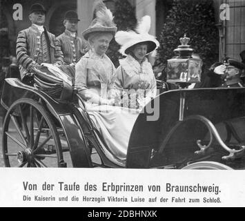 Il principe ereditario Ernst agosto di Hannover fu battezzato il 9 maggio 1914. La foto mostra l'imperatrice Augusta Victoria (a sinistra) insieme alla figlia Victoria Louise Duchessa di Brunswick-Lueneburg (nata da Prussia, madre di Ernst agosto) in un giro in carrozza fino al castello di Brunswick. Foto Stock