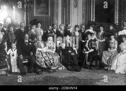 Foto di gruppo della famiglia reale inglese con ospiti reali internazionali al Castello di Windsor, nel Galles nel 1907. In basso a sinistra: Il Principe OLAF di Norvegia, il Re Edoardo VII di Gran Bretagna, l'Infanta Isabella di Spagna, la Principessa Beatrice di Battenberg, la Granduchessa Maria di Russia, la Regina Amelie di Portogallo, la Duchessa Elena di Aosta, la Principessa Maria Immacolata di Sassonia. Seconda fila: Duchessa Louise di Fife, Duca Artù di Connaught, Regina Maud di Norvegia, Imperatore Guglielmo II, Maria Principessa di Galles (in seguito Regina Maria d'Inghilterra), Principessa Patricia di Connaught, Giorgio Principe di Galles (in seguito Giorgio V), Foto Stock