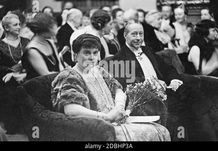 Corona la Principessa Cecilie di Meclemburgo insieme al marito, il Principe ereditario Guglielmo di Prussia, in una serata sociale a Berlino nel 1930. Foto Stock