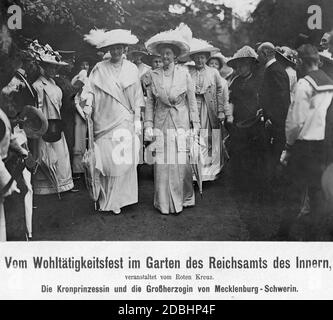 La Principessa Cecilie di Prussia (nata da Meclemburgo, centro, sinistra) va ad un evento benefico insieme alla Granduchessa Alexandra di Meclemburgo-Schwerin (nata da Hannover e Cumberland), che si svolge nel giardino dell'Ufficio Imperiale dell'interno. Il festival è stato organizzato dalla Croce Rossa. Foto Stock