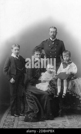 Da sinistra a destra: Waldemar, Irene (nato da Assia-Darmstadt), Einrich Victor, il Principe Enrico di Prussia e Sigismondo di Prussia. La fotografia è stata scattata dal fotografo di corte reale J. C. Schaarwaechter di Berlino nel 1901. Foto Stock