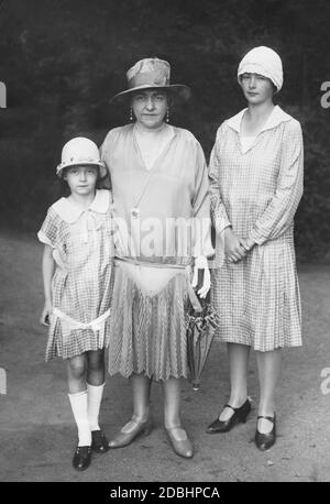 Da sinistra a destra: La principessa Henriette von Schoenaich-Carolath, Hermine Reuss Elder Line (seconda moglie di Wilhelm II) e la principessa Hermine Karoline von Schoenaich-Carolath hanno preso una cura a Bad Kissingen nel 1927. Qui sono in una passeggiata attraverso Bad Kissingen. Foto Stock