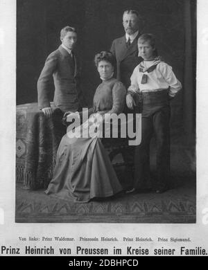 Da sinistra a destra: Il principe Waldemar, Irene di Prussia (nee di Assia-Darmstadt), il principe Enrico di Prussia e il principe Sigismondo. La foto è stata scattata intorno al 1905 a Darmstadt. Foto Stock