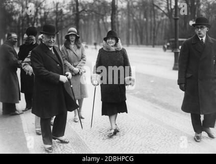 Da destra a sinistra: Il principe Hans Georg di Schoenaich-Carolath, Hermine Reuss Elder Line (seconda moglie di Kaiser Wilhelm II) e la principessa Hermine Karoline di Schoenaich-Carolath. Hans Georg e Hermine Karoline sono il figlio maggiore e la figlia di Hermine Reuss Elder Line. Stanno facendo una passeggiata in un parco a Berlino il 6 aprile 1930. A sinistra di Hermione Karoline si trova il fratello Principe Ferdinando di Schoenaich-Carolath (nella foto nascosta da un uomo davanti a lui). Foto Stock