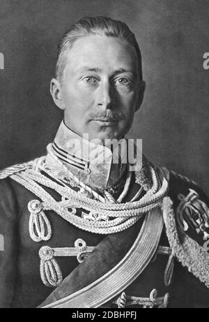 Il ritratto mostra il principe ereditario Guglielmo di Prussia al suo tempo come comandante del 1. Leib-Husaren-Regiments n. 1 nel 1913. Sulla destra del mantello Wilhelm indossa la croce dell'Ordine dell'Aquila Rossa, intorno al collo c'è l'Ordine reale della Casa di Hohenzollern. La foto è stata scattata dai fotografi della corte reale Selle & Kuntze di Potsdam. Foto Stock