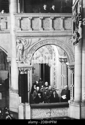 Le ''Vaterlaendische Verbaende'' (''Associazioni patriottiche'') tennero un servizio commemorativo di eroe nella Chiesa commemorativa dell'Imperatore Guglielmo a Berlino intorno al 1930. Al servizio hanno partecipato: Hermine Reuss Elder Line (seconda moglie del Kaiser Wilhelm II), seduto nella prima fila a sinistra, l'ammiraglio Ludwig von Schroeder (in piedi nella prima fila), nella seconda fila: Il principe Eitel Friedrich (a sinistra) e il principe Oskar di Prussia (a destra). Sulla colonna in alto a destra si trova lo standard dell'imperatore tedesco." Foto Stock