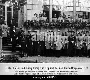 L'imperatore Guglielmo II in uniforme inglese e il re Giorgio d'Inghilterra ai Dragoni della Guardia con gli ufficiali del primo reggimento del Dragone della Guardia Regina Vittoria di Gran Bretagna e Irlanda. Foto Stock