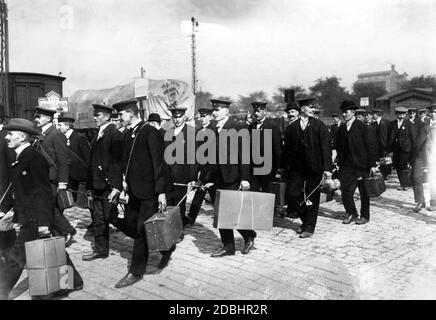 Scarico dei riervisi dal reggimento delle guardie di Berlino sulla loro strada per la stazione. Foto Stock