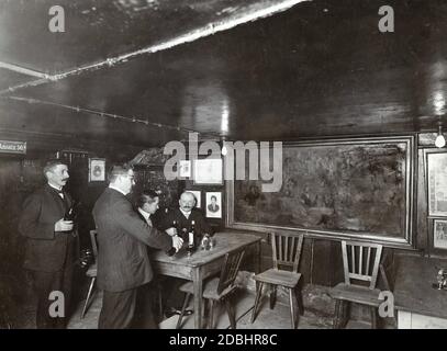 La famosa e famosa cantina di vini Lutter und Wegner si trova a Charlottenstrasse 49, all'angolo Franzoesische Strasse a Berlino-Mitte. La fotografia del 1910 mostra un incontro dei signori nella cantina arredata in modo semplice. Foto Stock