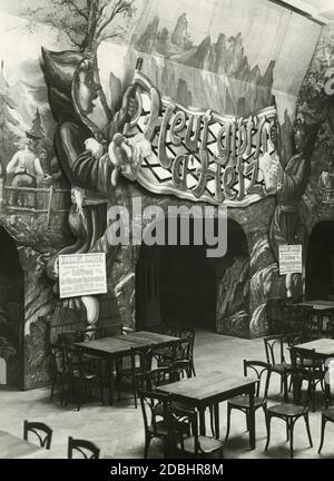 'La fotografia mostra l'alehouse ''Neue Welt'' a Berlino-Neukoelln nel 1930, con uno slogan appeso sopra l'ingresso: ''Heut gibt's A'Hetz''. Sotto di esso, i poster a destra e a sinistra pubblicizzano l'"apertura della stagione della birra di boccale di Monaco [il] Giovedi, 1 gennaio 1931"." Foto Stock