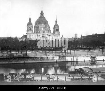 La fotografia mostra il Kupfergraben, dietro di esso il Lustgarten e sullo sfondo la Cattedrale di Berlino nel 1928. Una chiatta ha ormeggiato alla banchina, su cui vengono venduti frutta o verdura (probabilmente patate). Sullo sfondo a destra, la torre dei Rotes Rathaus. Foto Stock