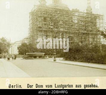 La fotografia mostra la costruzione della Cattedrale di Berlino, che durò fino al 1905, vista dal Lustgarten. Foto non datata, scattata intorno al 1898. Foto Stock