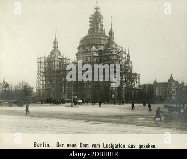 La fotografia mostra la costruzione della Cattedrale di Berlino, che durò fino al 1905, vista dal Lustgarten. Foto non datata, scattata intorno al 1899. Foto Stock