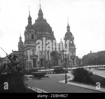 'L'immagine mostra la Cattedrale di Berlino e il Lustgarten davanti con il Granitschale (Monumento alla ciotola di granito) e le statue nel 1930. La statua ''Loewenkaempfer'' (''Lion Fighter'') sulla sinistra appartiene all'entrata del Museo Altes. Di fronte all'ingresso della cattedrale ci sono due ponteggi.' Foto Stock