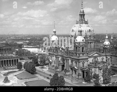 'La fotografia mostra la Cattedrale di Berlino con il Lustgarten e la statua equestre di Federico Guglielmo III di fronte al Museo Altes (in basso a sinistra) nel 1931. Alle sue spalle si trova l'ampio mare di case di Berlino, da cui sporgono solo torri e camini. Al centro della foto si trova il ''Circus Busch''. La foto è stata scattata sul tetto del Palazzo di Berlino (vista a nord)." Foto Stock