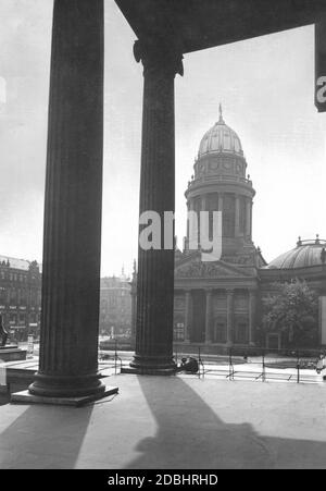 La fotografia del 1934 mostra la Cattedrale tedesca di Gendarmenmarkt a Berlino-Mitte. La fotografia è stata ripresa dall'ingresso della Schauspielhaus. Foto Stock