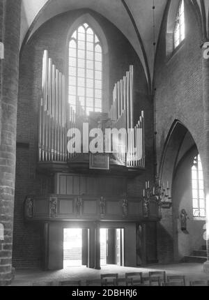 La foto mostra l'organo sopra l'ingresso della chiesa del Monastero Francescano di Berlino-Mitte nel 1936. Foto Stock