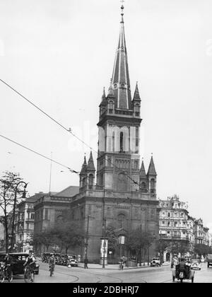 Questa fotografia, scattata intorno al 1930, mostra la Jerusalemkirche a Berlino-Mitte all'incrocio di Jerusalemer Strasse (a sinistra) e Lindenstrasse (a destra, oggi: Axel-Springer-Strasse). Oggi, la casa di Axel Springer si trova nel luogo della chiesa. Foto Stock