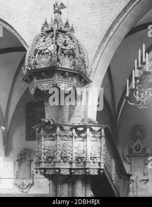 La foto mostra il pulpito riccamente decorato del 1662 nella chiesa del Monastero Francescano di Berlino-Mitte nel 1936. Foto Stock