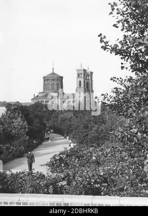 La fotografia mostra la Chiesa di San Tommaso a Berlino-Kreuzberg nel 1938, vista dalla striscia verde tra Bethaniendamm e Engeldamm (poi: Felsendamm). Foto Stock