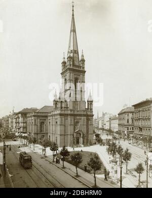 'La fotografia del 1909 mostra la Jerusalemkirche a Berlino-Mitte (oggi sede della Axel Springer House). Sulla sinistra, una strada della linea 13 corre lungo Jerusalemer Strasse, che era ancora completa a quel tempo. Sulla destra, in Lindenstrasse (oggi Axel-Springer-Strasse), c'è un ''magazzino di carta di Sieler e Vogel''. Foto Stock