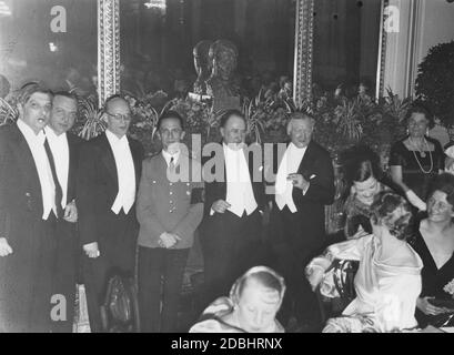 All'inizio del 1935, presso l'Hotel Kaiserhof di Berlino, presso il Prussian state Theatre (da sinistra a destra): Direttore dell'opera Clemens Krauss, attore Paul Hartmann, attore Gustaf Gruendgens, ministro del Reich Joseph Goebbels, segretario di Stato Walther Funk, attore Werner Krauss e sua moglie, l'attrice Maria Bard in conversazione con l'attrice Emmy Sonnemann (seduta, futura moglie di Hermann Goering). Foto Stock