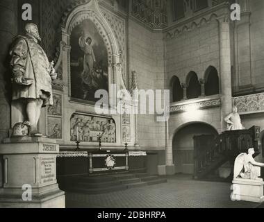 'La fotografia mostra l'altare nella chiesa di Zwingli a Berlino-Friedrichshain nel 1933. A sinistra si trova una statua dell'Elettore Joachim II con il motto: ''il primo principe protestante / e fondatore della riforma / nel Marco / Brandeburgo. / motto: / e' veramente principesco / fare del bene a tutti''. Sulla destra si trova una statua del re svedese Gustav Adolf.' Foto Stock