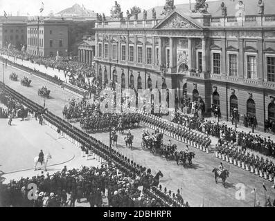 Tsar Nicholas II di Russia corre insieme a Kaiser Wilhelm II (prima carrozza nella foto) al Palazzo di Berlino durante una sfilata sulla strada Unter den Linden a Berlino il 22 maggio 1913. Sulla destra si trova la Zeughaus, a sinistra accanto alla Neue Wache e sulla sinistra la Humboldt-University. L'occasione del viaggio dello zar in Germania fu il matrimonio di Ernesto Augusto di Hannover con Victoria Louise di Prussia (figlia dell'Imperatore). Foto Stock