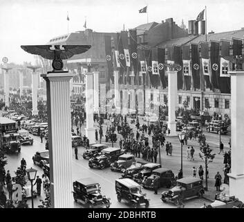 Benito Mussolini ha visitato la Germania tra il 25 e il 29 settembre 1937. L'immagine mostra il viale Unter den Linden a Berlino, decorato con bandiere e simboli nazisti per la visita. Foto Stock