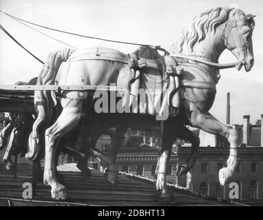 La fotografia del 1926 mostra i cavalli della quadriga alla porta di Brandeburgo a Berlino. Foto Stock