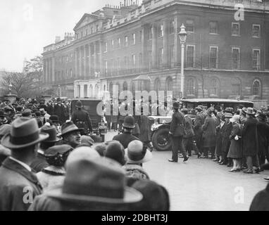 Una folla numerosa circonda l'auto del primo ministro quando lascia Downing Street dopo l'annuncio dello sciopero a Londra. Foto Stock