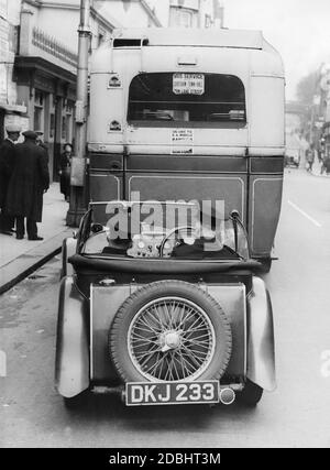 Una pattuglia di polizia scorta l'unico autobus in movimento durante lo sciopero dei conducenti di autobus a Chatham nella contea di Kent. Foto Stock