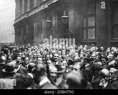 Una grande folla si è riunita di fronte alla Borsa di Londra e attende una reazione da parte del governo riguardo alla cattiva situazione economica. Un giorno dopo, il governo inglese abolisce il cambio d'oro delle banconote. Foto Stock