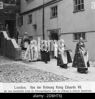 L'alto clero restituì le insegne reali alla custodia dell'Abbazia di Westminster dopo l'incoronazione di Edoardo VII il 9 agosto 1902. Foto Stock