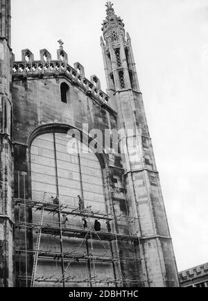 I lavoratori rimuovono le finestre di vetro della King's College Chapel di Cambridge per proteggerla dalle incursioni aeree. Foto Stock