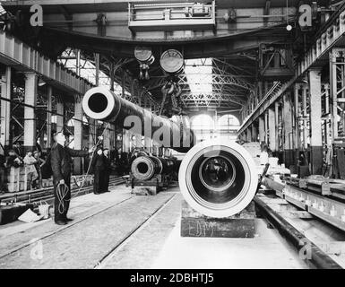 Produzione di barili a pistola in una fabbrica inglese di armamenti. Foto Stock