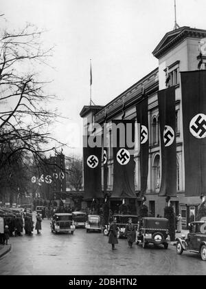 Vista dell'edificio dell'Opera di Kroll decorato con bandiere di swastika in occasione dell'accoglienza della delegazione della Saarland da parte di Joseph Goebbels. Sulla sinistra ci sono i soldati della Wehrmacht, sulla destra ci sono diversi taxi. Foto Stock