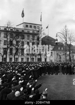Vista della folla di fronte alla Cancelleria del Reich a Berlino durante il minuto di silenzio dopo l'innalzamento cerimoniale della bandiera per celebrare la reintegrazione della regione Saar nel Reich tedesco. Foto Stock