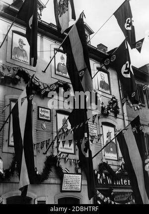 'Nei giorni successivi al referendum sul ritorno della regione di Saar al Reich tedesco, le strade della città vecchia di Saarbruecken sono decorate con bandiere, striscioni e sprigg di abeti. Inoltre, nelle finestre di queste case sono esposti ritratti degli ''Eroi della guerra mondiale''. Paul von Lettow-Vorbeck, principe Leopoldo di Baviera, ammiraglio Reinhard Scheer, Paul von Hindenburg, generale Karl Litzmann." Foto Stock