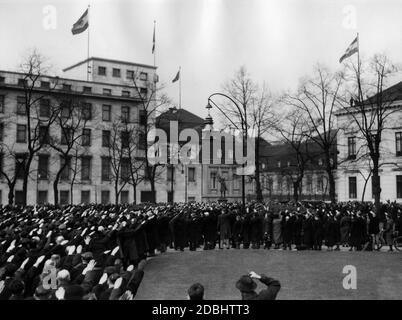 Vista della folla su Wilhelmplatz di fronte alla Cancelleria del Reich di Berlino durante il minuto di silenzio dopo il cerimoniale sollevamento della bandiera in occasione della reintegrazione della regione Saar nel Reich tedesco. Foto Stock