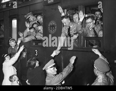 Scena di addio all'Anhalter Bahnhof di Berlino prima che i leader politici di Berlino partano per il Congresso del Partito nazista di Norimberga con la Deutsche Reichsbahn. Al centro è l'emblema del Reichsbahn tedesco con l'Aquila Imperiale. Foto Stock