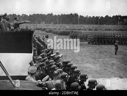 Sul campo di Zeppelin a Norimberga, Adolf Hitler (a sinistra dietro di lui si trova Werner von Blomberg) prende il saluto delle truppe di passaggio Wehrmacht. Foto Stock