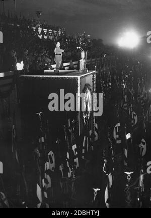 Adolf Hitler fa un discorso davanti ai funzionari della NSDAP, che si sono schierati con 210000 bandiere sul campo di Zeppelin, in cui discute i doveri dei funzionari del partito. Foto Stock