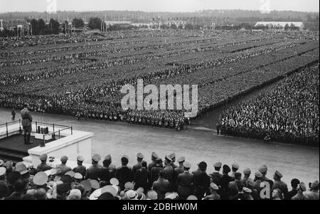 Adolf Hitler fa un discorso dal rostro ai circa 100,000 leader politici della NSDAP che si sono riuniti sul campo di Zeppelin per la parata. Foto Stock
