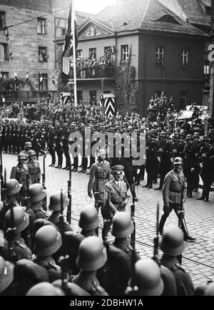 "Durante il congresso del partito nazista a Norimberga, Adolf Hitler ispeziona le truppe della Wehrmacht e della Leibstandarte-SS "Adolf Hitler"." Foto Stock